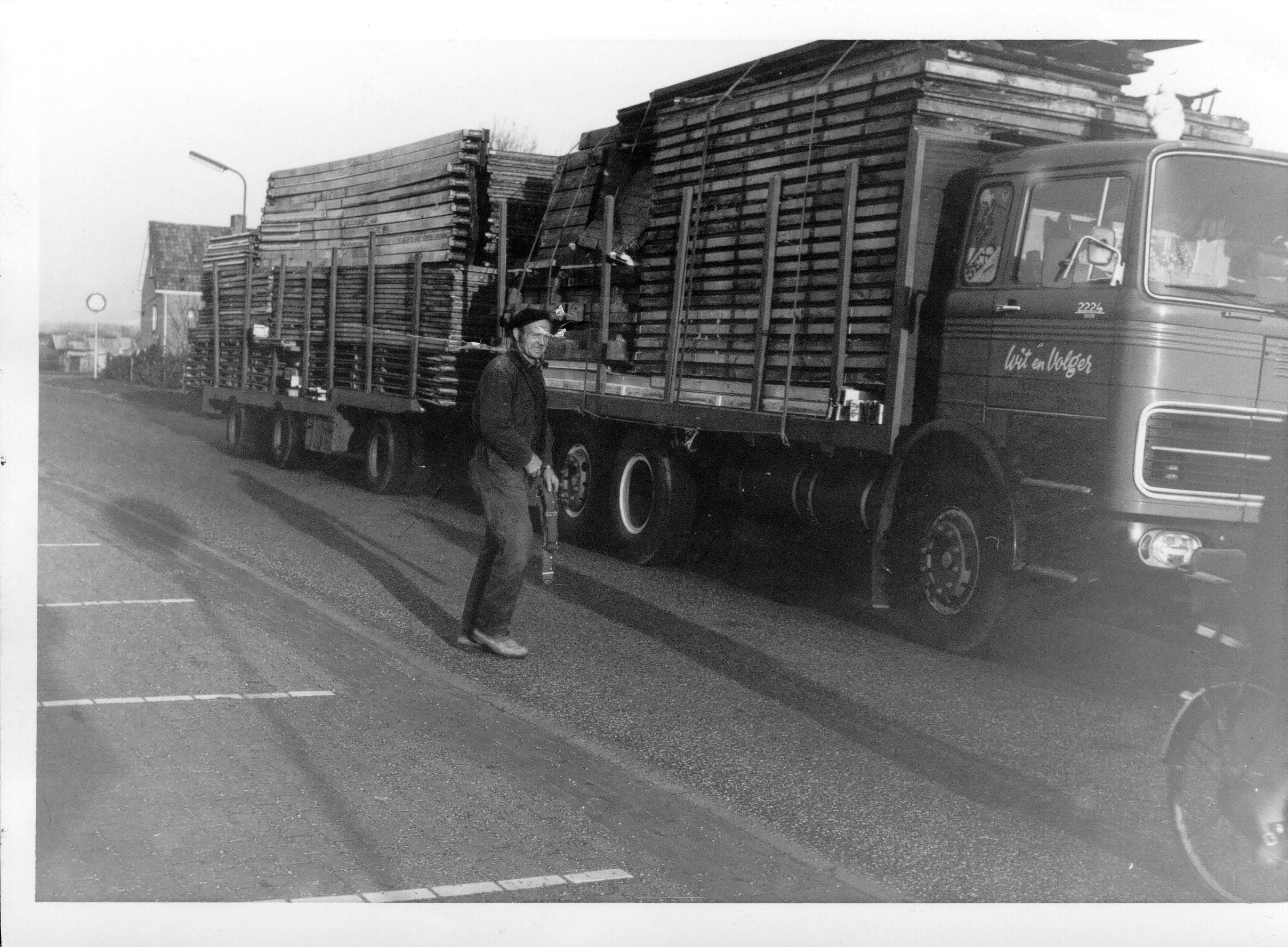 11-het-clubgebouw-op-de-vrachtwagen-1978